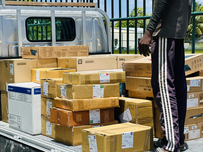 ވިލިނގިލީ ސްކޫލް ބްލޮކެއް އެނދުން: މިނިސްޓްރީން ފޮނުވި ފޮތްތަކާއި ލެޕްޓޮޕްތަކާއެކު، ކިޔެވުން ފަށަން ތައްޔާރުވެއްޖެ