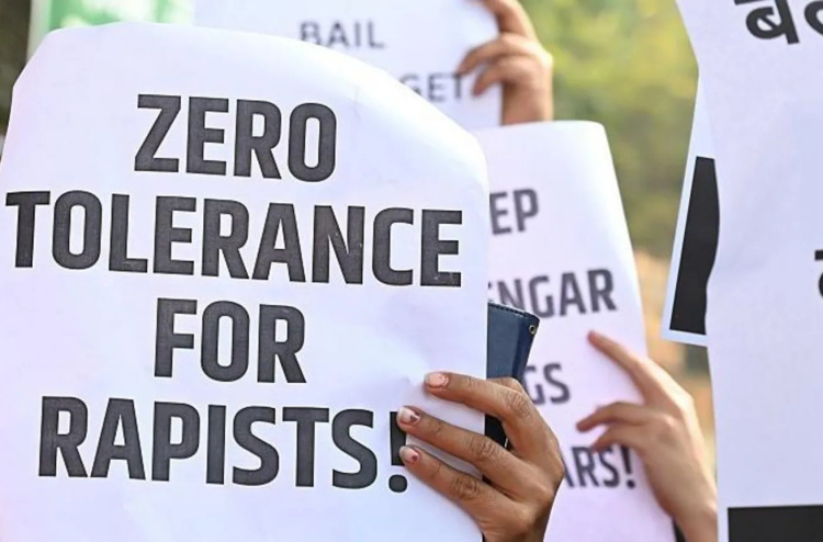 އިންޑިއާގައި ތިން އަހަރުގެ ކުޑަކުއްޖަކު ރޭޕްކުރި ބޮޑު ބޭބެ އާއި އޭނާގެ ދެ އެކުވެރިންނަށް ދައުވާކޮށްފި