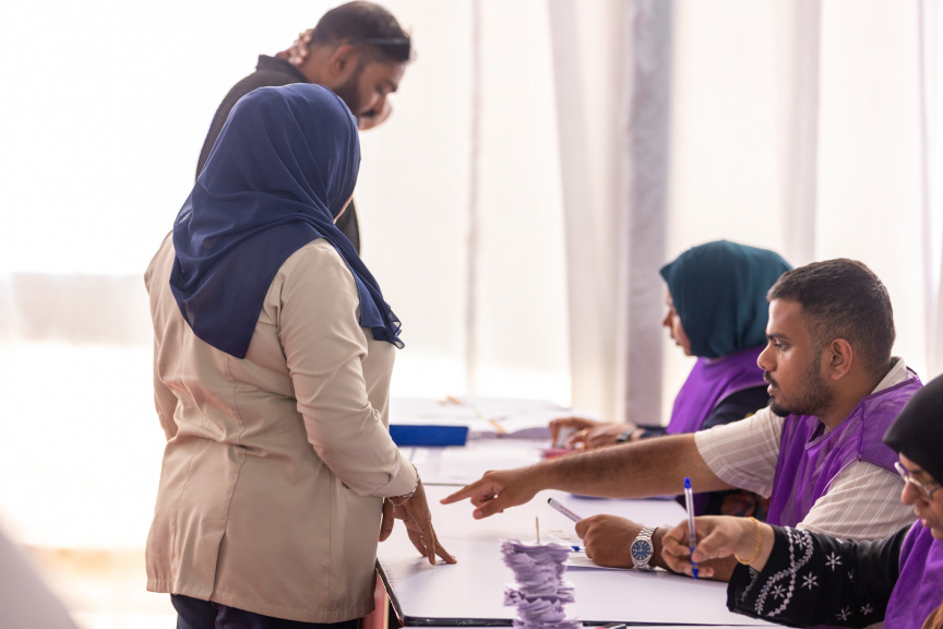 ޕީޖީ އޮފީހުން ހަނދާންކޮށްދިނީ އިންތިޚާބުގެ އޮފިޝަލުންނަށާއި ވޯޓުލާ މީހުންނަށް ބިރުދެއްކުމަކީ ގާނޫނީ ކުށެއްކަން