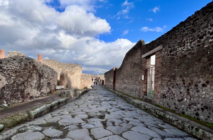 ޕޮމްޕޭއިން މި ފެންނަނީ އިބުރަތުގެ ހުއްޓިފައިވާ މަންޒަރެއް!