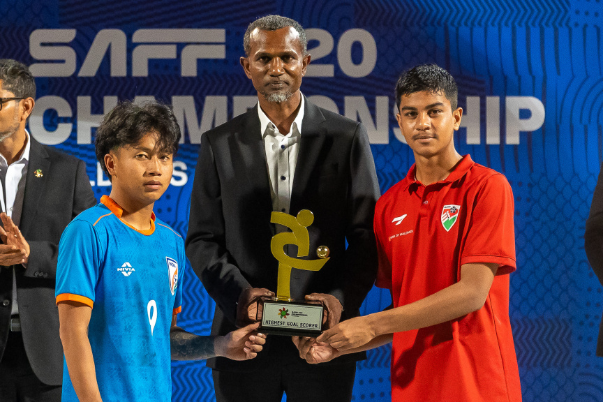 ރާއްޖޭގެ އިލާނަށް ސާފްގެ ރަން ބޫޓުގެ ޝަރަފު