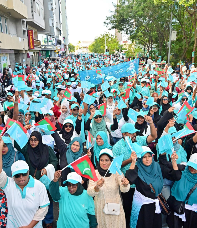 ވާދަވެރި ދެ ޕާޓީގެ ބޮޑު ހިނގާލުމާ އެކު ކެމްޕެއިން ނިންމާލައިފި