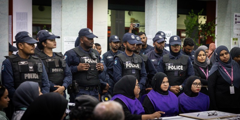 ހަމަނުޖެހުން ބޮޑުވެ ގުނުން ހުއްޓާލި ހެންވޭރު ހުޅަނގު ފޮށި، ފުލުހުންނާއި އީސީގެ އޮފިޝަލުންނާއެކު ގުނަން ފަށައިފި