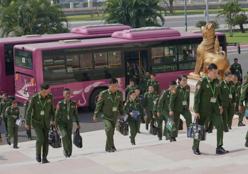 މިޔަންމާގެ އާ ކެބިނެޓުގެ ގިނަ ވަޒީރުންނަކީ އަސްކަރިއްޔާގެ ކުރީގެ ޖެނެރަލުން