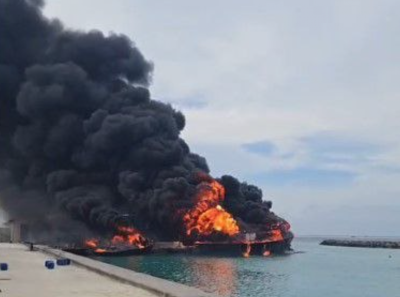 ފީއަލީ ބަނދަރުގައި އޮތް ތެޔޮ ބޯޓެއްގައި ރޯވެއްޖެ