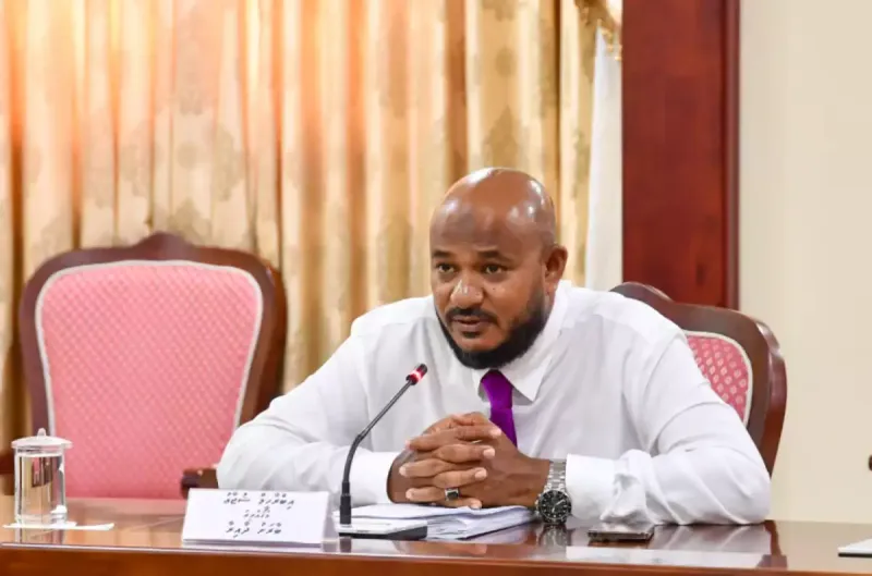 ރައީސް ބޭނުންފުޅުވި ނަމަ ރައްޔިތުންގެ ޚިޔާލު ނުހޯދާ ވެސް އިންތިޚާބު އެއްކުރެވުނީސް ކަމަށް ވިދާޅުވެ ގާނޫނު އޮޅުވާލަން ޝުޖާއު މަސައްކަތް ކުރައްވައިފި