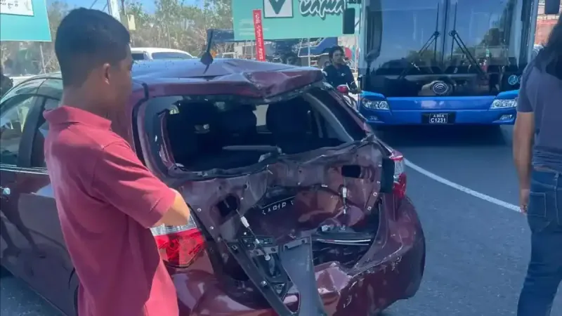 ބޮޑުތަކުރުފާނު މަގުގައި ބާރު ސްޕީޑުގައި ދުއްވި ސައިކަލެއް ކާރެއްގައި ޖެހި ހިނގި އެކްސިޑެންޓުގައި ދެމީހަކަށް ސީރިއަސް އަނިޔާތަކެއް ވެއްޖެ