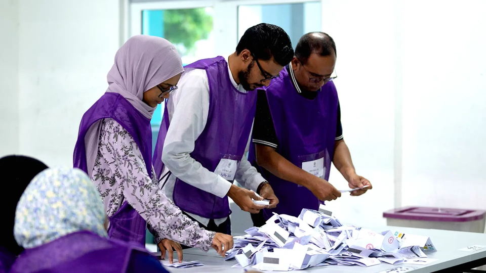 މައްސަލަ ގޯސްވެ ދ. މީދޫގެ ވޯޓު ފޮށި އަލުން ގުނަން ނިންމައިފި