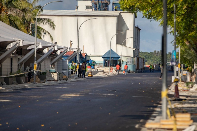 ބޭރުން ރޯޑް އިންޖިނިއަރެއް ގެނެސްގެން އަމީނީ މަގުގައި އަލުން ތާރު އަޅަނީ