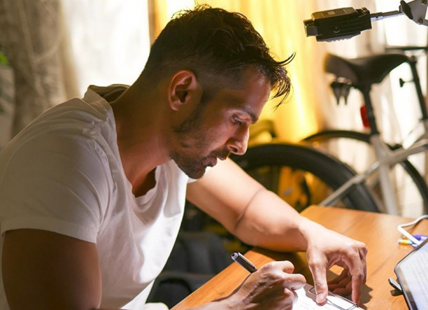 ހަރްޝްވަރްދަން: އެކްޓަރެއްގެ އިތުރުން ޔުނިވަސިޓީ ދަރިވަރެއް