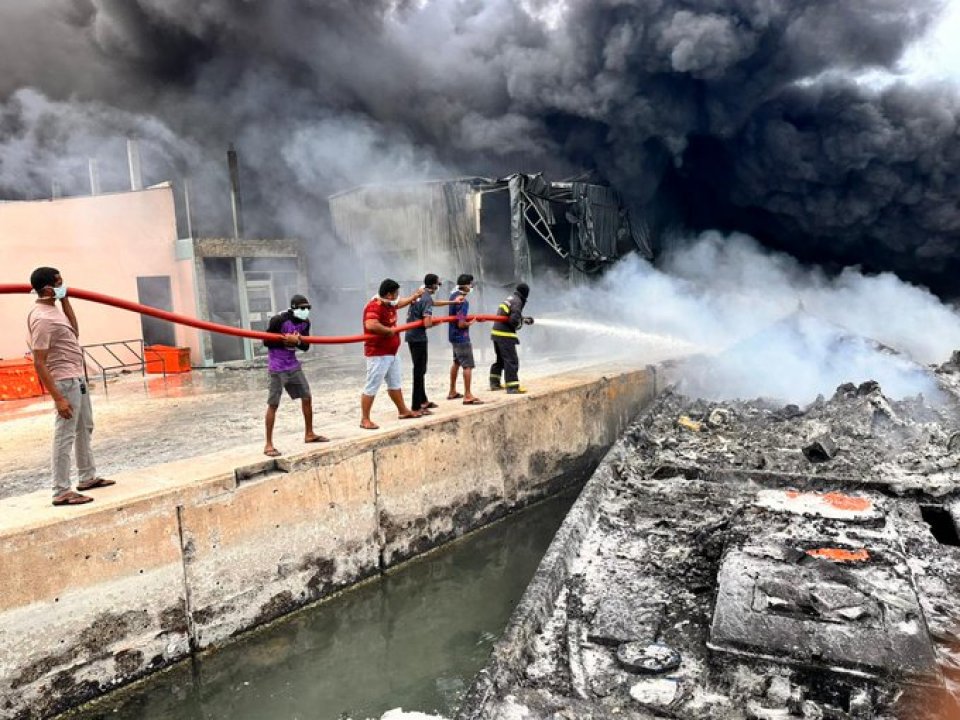 ފީއަލީ ބަނދަރުގައި އޮތް ތެޔޮ ބޯޓެއްގައި ރޯވުން: އަލިފާން ކޮންޓްރޯލް ކޮށްފި