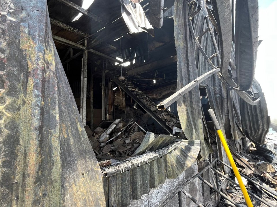 ފީއަލީ ބަނދަރުގައި އޮތް ތެޔޮ ބޯޓެއްގައި ރޯވުން: 2 މީހަކު ފިހިއްޖެ