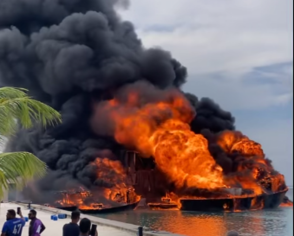 ފީއަލީ ބަނދަރުގައި އޮތް ތެޔޮ ބޯޓެއްގައި ރޯވުން: 20 މިލިއަން ރުފިޔާގެ ގެއްލުން