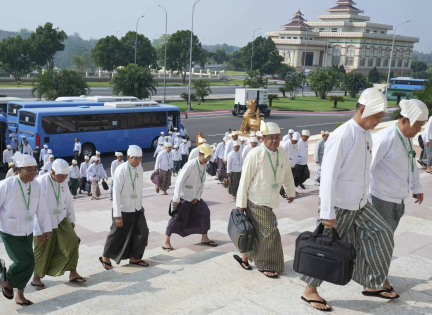 މިޔަންމާގެ އާ ކެބިނެޓުގެ ގިނަ ވަޒީރުންނަކީ އަސްކަރިއްޔާގެ ކުރީގެ ޖެނެރަލުން