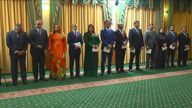 ވަކިކުރި 10 ވަޒީރުން ނުހިމަނާ، އައު ހަތަރު ބޭފުޅުންނާއެކު ރައީސް މުއިއްޒުގެ އާ ކެބިނެޓް ހުވާކުރައްވައިފި