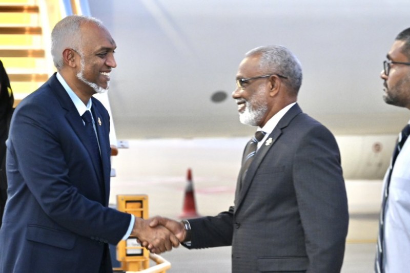 ޢުމްރާ ދަތުރުފުޅު ނިންމަވާލައްވައި، ރައީސްގެ ދެކަނބަލުން ރާއްޖެ ވަޑައިގެންފި