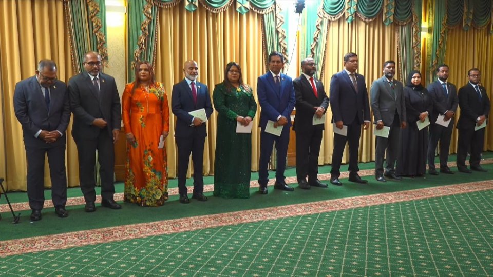 ވަޒީރުންގެ މަޖިލީހަށް ބަދަލުގެނެސް އައު ކެބިނެޓް ހުވާކުރައްވައިފި