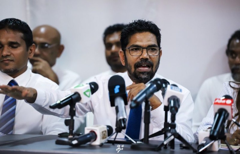 ރާއްޖޭގެ ރައްޔިތުން ގޭހަށް ބޭހަށް ޖެހެމުންދާއިރު، ރައީސް މުއިއްޒުއާ ވެރިކަން ހަވާލު ކޮށްގެން ތިބެވެން ނެތް: ޝިފާޒު