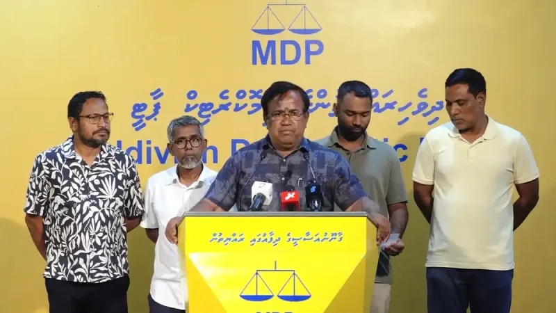 ރައީސް މުއިއްޒާއި ސަރުކާރަށް އިތުބާރު ގެއްލިފައިވާތީ ގައުމުގެ ސަލާމަތަށްޓަކައި 12 ކަމެއް އިސްލާހު ކުރުމަށް ސަރުކާރަށް ގޮވާލާ އެމްޑީޕީ އިން މަގުމަތީ ހަރަކާތަށް ނުކުމެއްޖެ