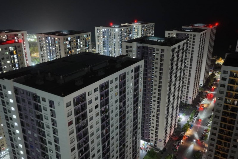 ދުވަހުގެ ބޮޑު ބައި ހިޔާގެ ބޮޑު އާބާދީއަކަށް ކަރަންޓު ނުލިބި: ގަދަ ހޫނުގައި، އިވެނީ ކުޑަކުދިންގެ ރުއިމުގެ އަޑު!