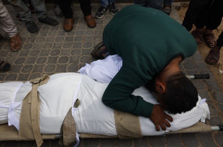 ޣައްޒާގައި 10 މީހަކު ޝަހީދުކޮށްލައިފި، ތިން އަހަރު ކުއްޖަކު ވެސް ހިމެނޭ