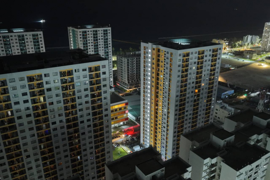 ދުވަހުގެ ބޮޑު ބައި ހިޔާގެ ބޮޑު އާބާދީއަކަށް ކަރަންޓު ނުލިބި: ގަދަ ހޫނުގައި، އިވެނީ ކުޑަކުދިންގެ ރުއިމުގެ އަޑު!