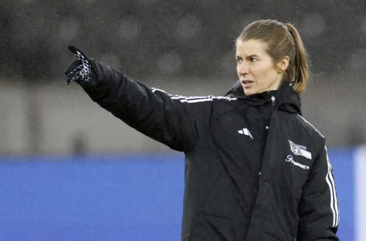 ޖަރުމަން ބުންޑެސްލިގާގައި ފުރަތަމަ ފަހަރަށް އަންހެން ހެޑް ކޯޗެއް