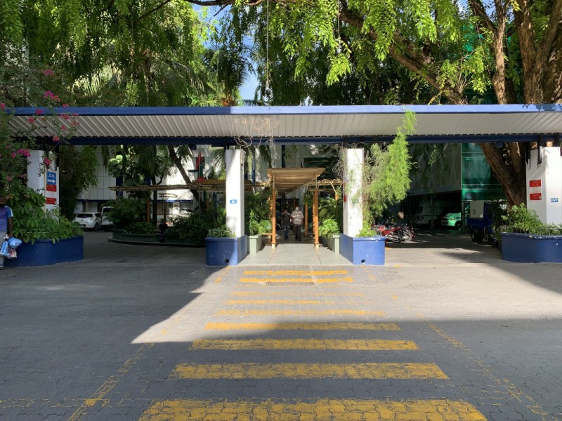 ކޫއްޑޫ ކައިރިއަށް ފީނަންގޮސް އުޅުނިކޮށް މިޔަރެއް ހަމަލާދީ ޒަހަމްވި ސްޕެއިންގެ ފަތުރުވެެރިޔާގެ އެއް ފައި ބުރިކޮށްލައިފި