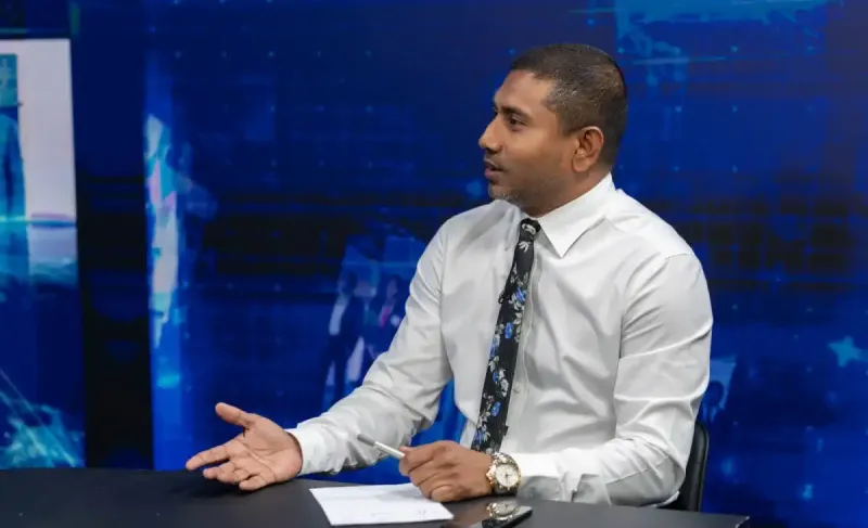 މަހުލޫފްގެ ބަހުގެ ހަމަލާއެއް ނޫސްވެރިންނަށް: ހަނގުރާމައާ ގުޅިގެން ތެޔޮ ފީފާގެ އަގު 200 ޑޮލަރަށް ވުރެ މަތިވޭތޯ ނޫސްވެރިން ދަނީ އަތް އުފުލާ ދުއާ ކުރަމުން!