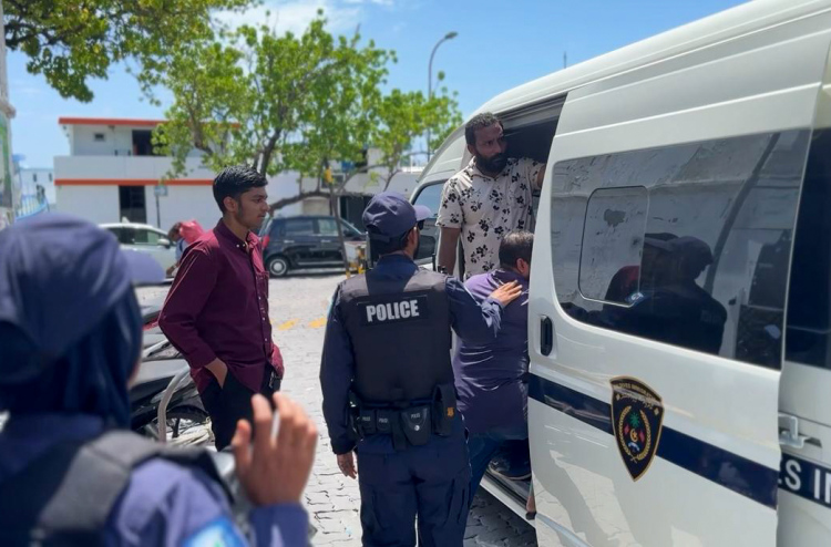 ޑްރަގް ބޭނުންކުރުމާއި ޖުވާކުޅޭ 38 ބިދޭސީންގެ ގްރޫޕެއް އަތުލައިގަނެ، ޑީޕޯޓުކޮށްލަނީ