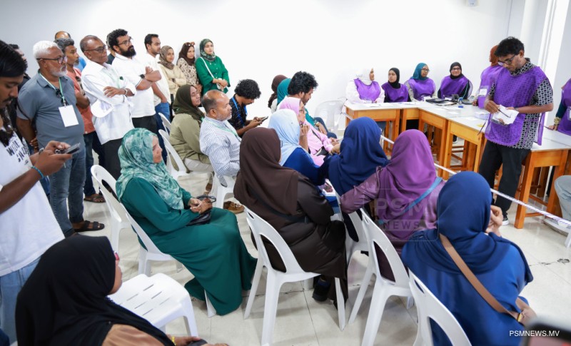 ފޮޓޯ: ކައުންސިލް އިންތިޚާބާއި އަންހެނުންގެ ތަރައްޤީއަށް މަސައްކަތްކުރާ ކޮމިޓީގެ އިންތިޚާބުގެ އިތުރުބުރުގެ ވޯޓުލުން