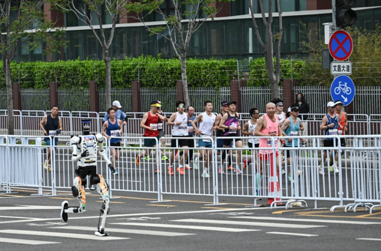 ބެއިޖިންގެ ހާފް މެރަތަންގައި އިންސާނުން ބަލިކޮށް، ރޮބޮޓެއް ދުނިޔޭގެ ރެކޯޑް މުގުރާލައިފި