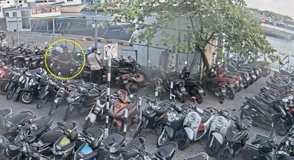 ވިލިމާލެ ފެރީޓާމިނަލް ކައިރިން ވޮލެޓެއް ވަގަށް ނެގި މީހަކު ހޯދަނީ