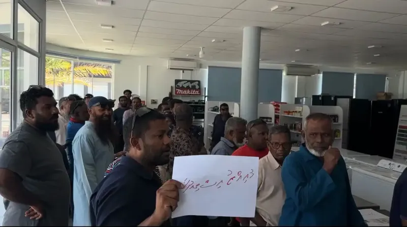 ރާއްޖެއަށް ސިމެންތި މެދުނުކެނޑި ލިބޭނެކަމަށް ސަރުކާރުން ބުނި، ނަމަވެސް ސިމެންތި ނުލިބިގެން ތިނަދޫ އެސްޓީއޯގައި އިހުތިޖާޖެއް!