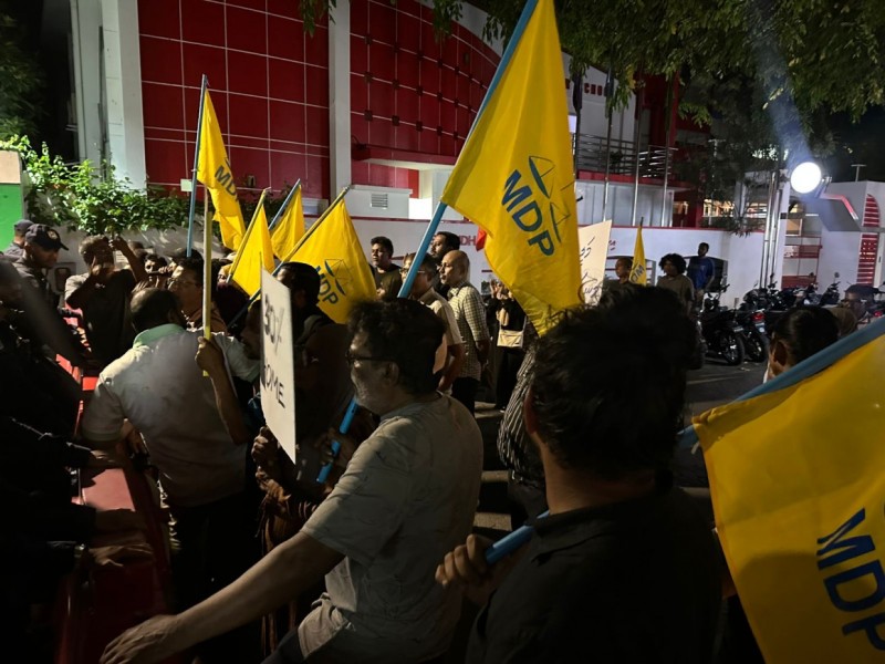 އެމްޑީޕީ މުޒާހަރާއިން ހައްޔަރު ކުރި ދެ މީހުންގެ ތެރެއިން އެކަކު ދޫކޮށްލައިފި