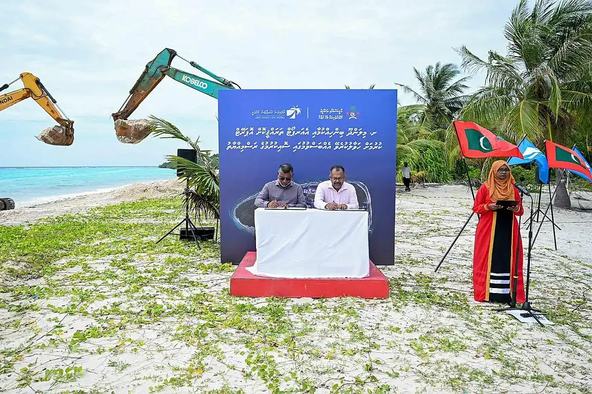 މިލަންދޫ އެއާޕޯޓުގެ މަޝްރޫއު ފެށުމަށް ބޭއްވި ރަސްމިއްޔާތުގެ ތެރެއިން އެއްބަސްވުމުގައި ސޮއިކުރައްވަނީ