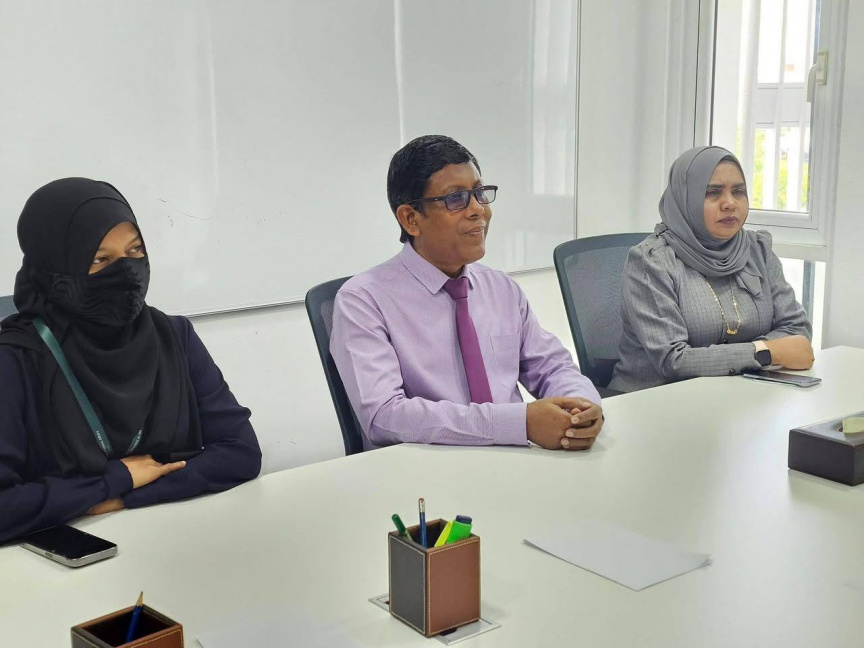 ހައްޖުވެރިންނަށް ބަހަން، ރައީސް މައުމޫން ލިޔުއްވާފައިވާ ޙައްޖު ދުޢާ ފޮތް ހަވާލުކޮށްފި