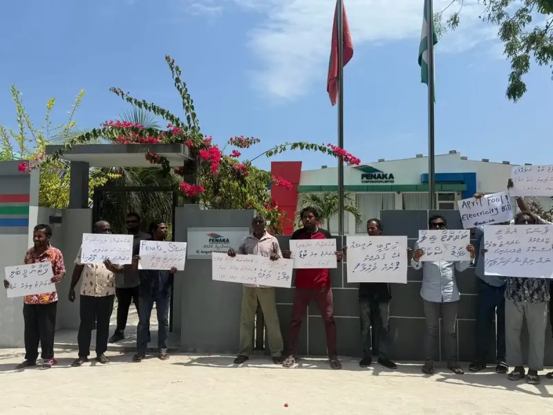 ކަރަންޓު ބިލު ދެގުނަ ބޮޑުވެ އާއްމު ރައްޔިތުން ރަތަށް، ރ. އަނގޮޅިތީމު ރައްޔިތުން ނުކުތީ މުޒާހަރާ އަށް!