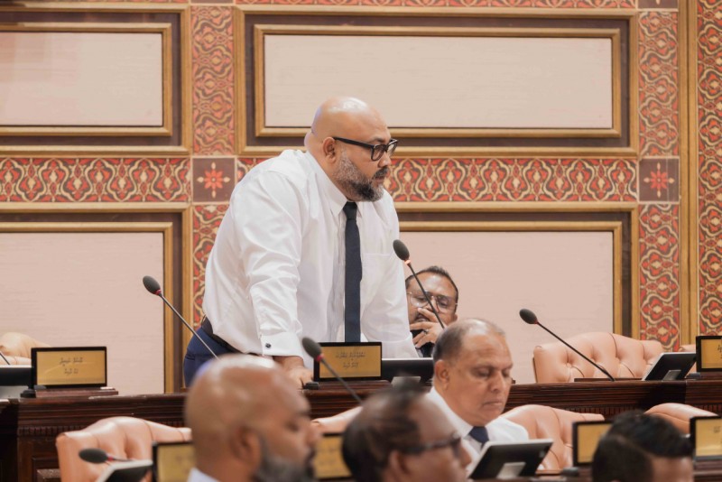 މާހިރުންނާ މަޝްވަރާ ނުކޮށް ޤާނޫނަށް ގެންނަ ބަދަލުތަކުން އެތައް ބިލިއަން ރުފިޔާއެއް ބޭކާރުވޭ: ޝާކިރު