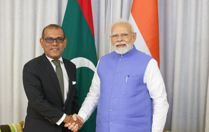 އިންޑިއާއަށް ދައްކަންޖެހޭ ބޮޑު ދަރަނީގެ މައްސަލަ: ސަރުކާރުން މަޝްވަރާގެ މޭޒުދޮށަށް އަންނަން ނަޝީދު ގޮވައިލައްވައިފި