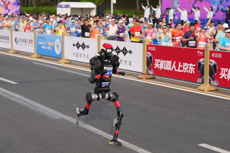 ބެއިޖިން ހާފް މެރަތަންގައި އިންސާނުން ބަލިކޮށް ހިއުމަނޮއިޑް ރޮބޮޓުތައް ރެކޯޑް ހަދައިފި