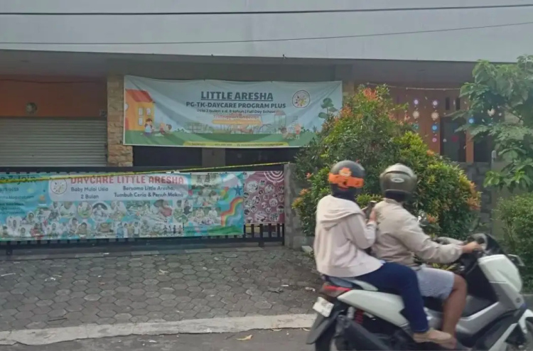 އިންޑޮނީޝިއާގެ ޑޭކެއާ ސެންޓަރެއްގައި ތުއްތު ކުދިން ބަނދެ އަނިޔާވެރިކޮށް ގެންގުޅުނު ބޮޑު މައްސަލައެއް