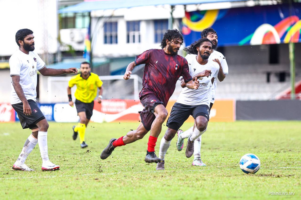 ޓީނޭޖް ބަލިކޮށް ލޮރެންޒޯ އެއްވަނައިގައި ހަމަޖެހިލައިފި