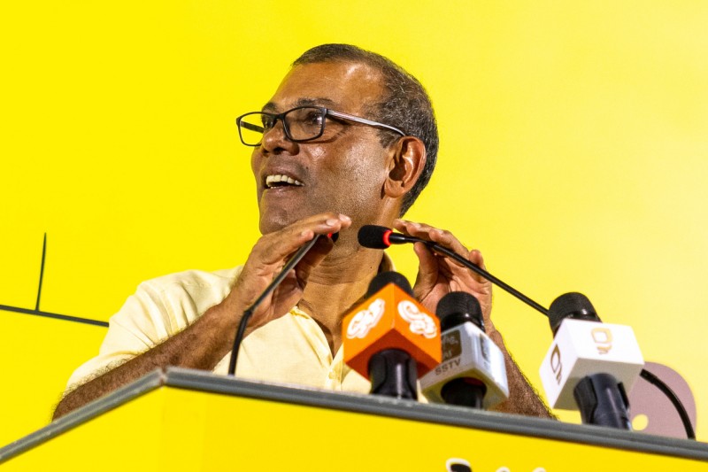 އަދަދު ނޫހުގެ އޮފީހަށް ފުލުހުން ވަނުމުން ނަޝީދު: އަޅުގަނޑުމެންނާ ދިމާކުރަން ނަހައްދަވާތި!