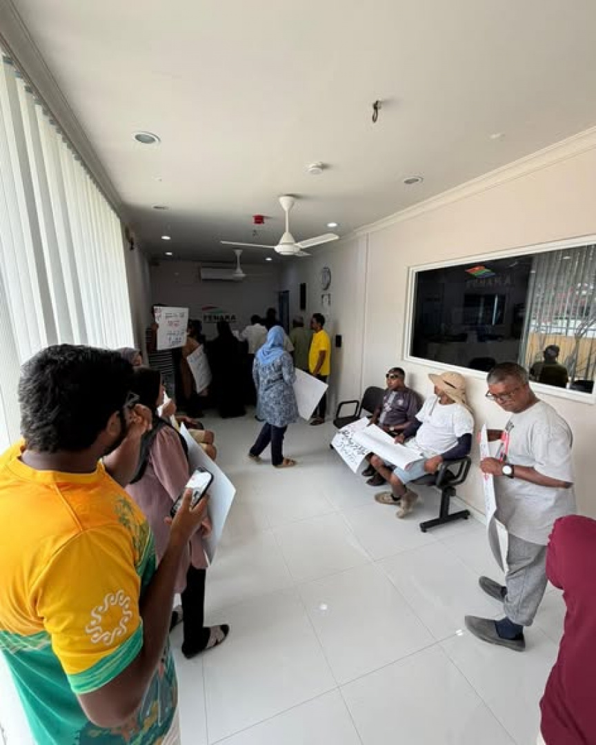 ކަރަންޓު ބިލުތައް ދެގުނައަށް ބޮޑުވި ކަމަށް ބުނެ، ވެލިދޫ ރައްޔިތުން ފެނަކަ ކުރިމަތީގައި މުޒާހަރާކޮށްފި