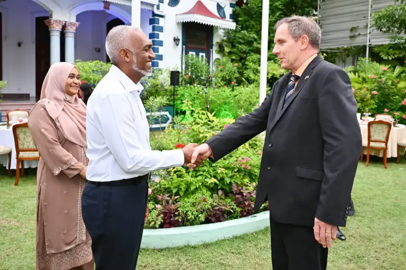 "އަދަދު" ނޫހުގެ އޮފީހަށް ފުލުހުން ވަދެ އެ ނޫހުގެ ތަކެތި ގެންދިޔުން، ރާއްޖޭގައި ހުންނަވާ އިނގިރޭސި ސަފީރު ނިކް ލޯ ކުއްވެރި ކުރައްވައިފި