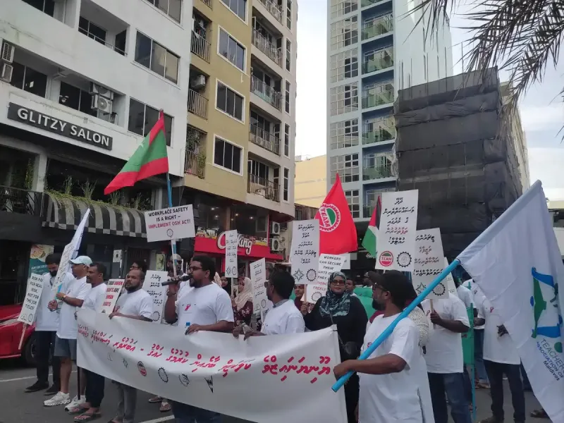 މޭޑޭގެ ހިނގާލުން: "ސަރުކާރުން ޔުނިފޯމްގައި މުވައްޒަފުން ނެރުނީ މަސައްކަތްތެރިންނަށް ޖެއްސުމަށް"