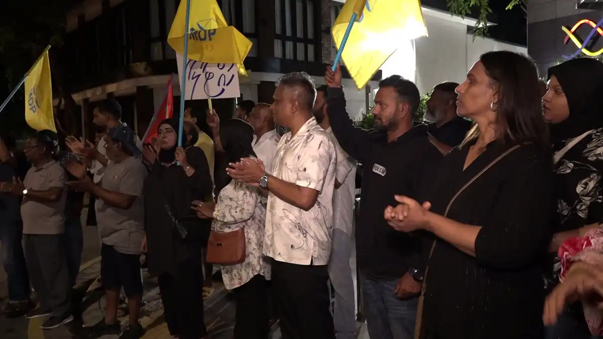ރޯދަމަހަށް ފަހު، ކަރަންޓު ބިލުތަށް އެތަށް ގުނައެއް ބޮޑުވެފައިވާތީ އެމްޑީޕީ އިން ސްޓެލްކޯ ކުރިމަތީ އިހުތިޖާޖު ކޮށްފި