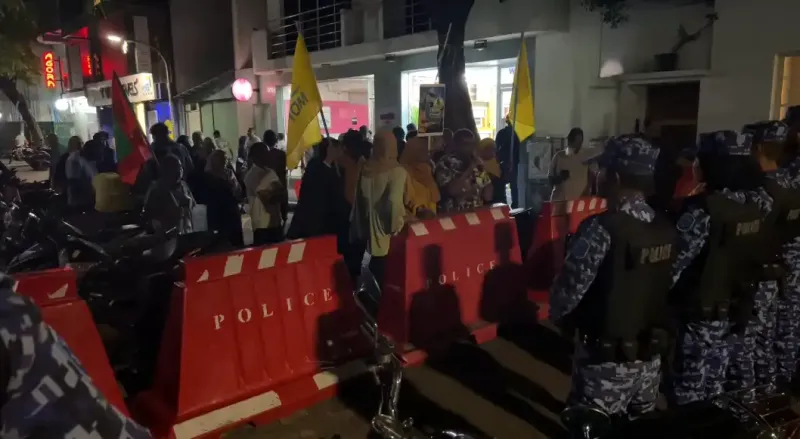މިސަރުކާރުން ރައްޔިތުންގެ ހައްގުތައް އޮޅާލަމުންދާއިރު، ފުލުހުންގެ ޚިދުމަތުން ބަލަން ތިބެން ނުވާނެ: މައުސޫމް
