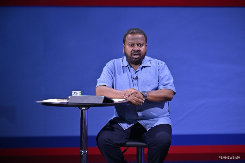 ކޮންމެ ބުރާސްފަތި ދުވަހަކު ތަރުޖަމާނު ނޫސްވެރިންނާ ބައްދަލުކުރައްވަނީ